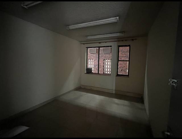 1,300M² BUILDING TO LET IN STRIJDOMPARK